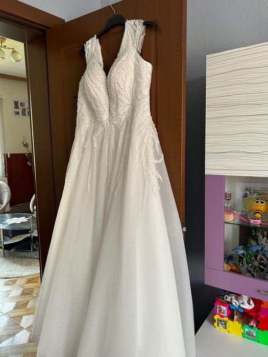 Булчинска разкроена бяла рокля