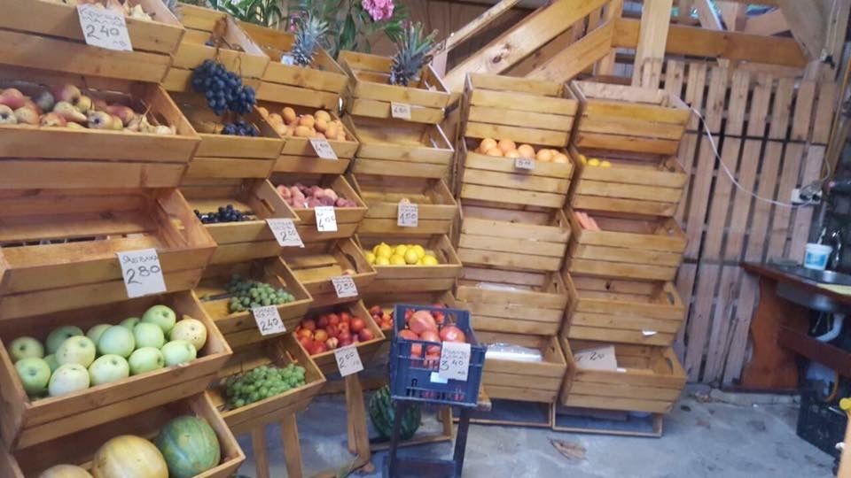 стъпаловиден дървен стелаж за плод и зеленчук