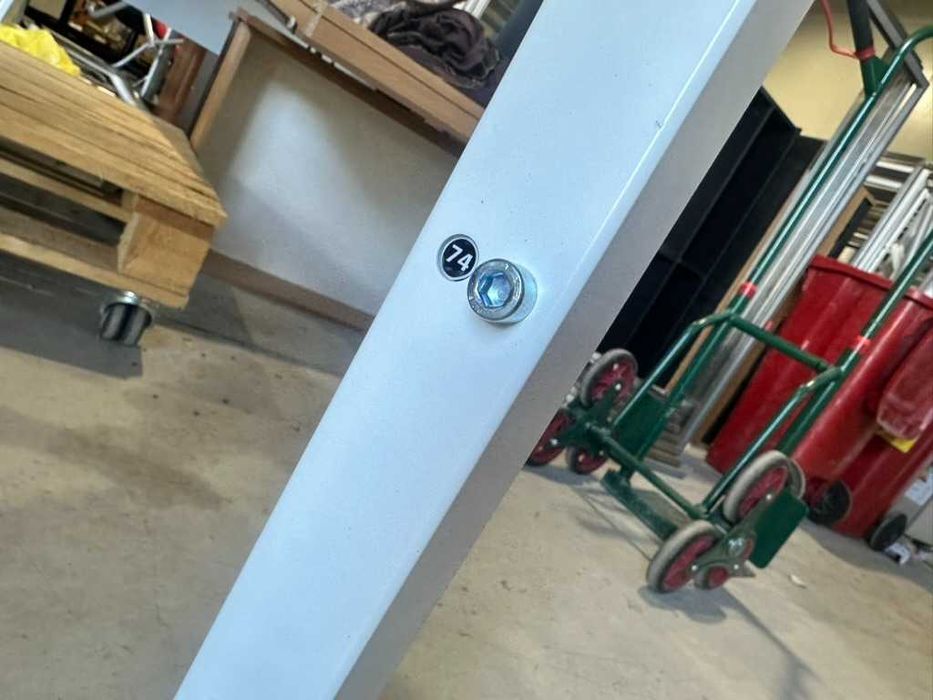 Офис бюро 140×80 с метална конструкция и регулируема височина