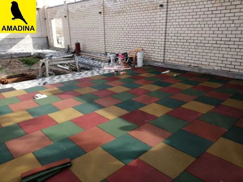 Наполные покрытие из резиновой плитки на игровой площадке