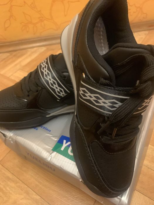 Продам кроссовки новые  39 размер