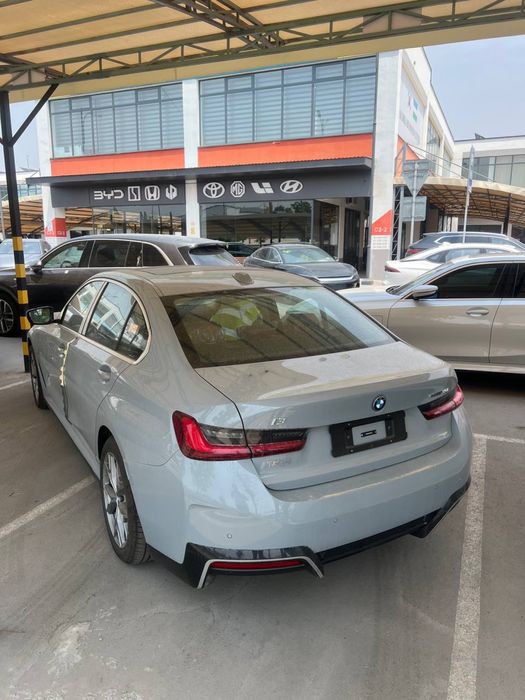 BMW i3 35L 2025 yil Natarusga tayor