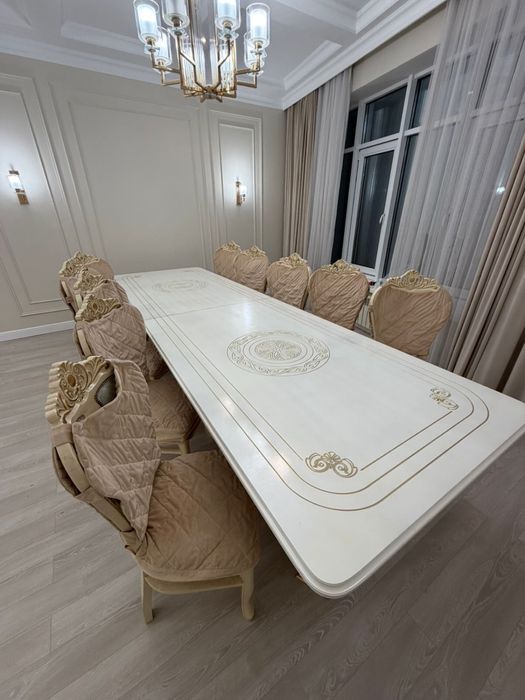 большой стол со стульями