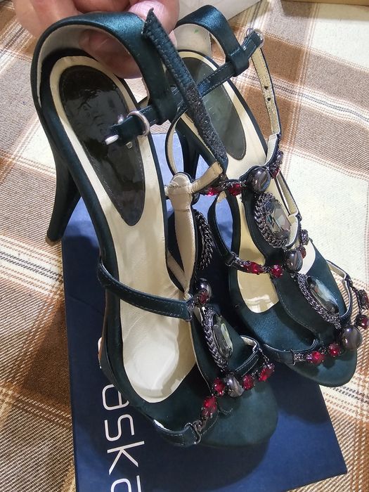 Продам  красивые босоножки Италия