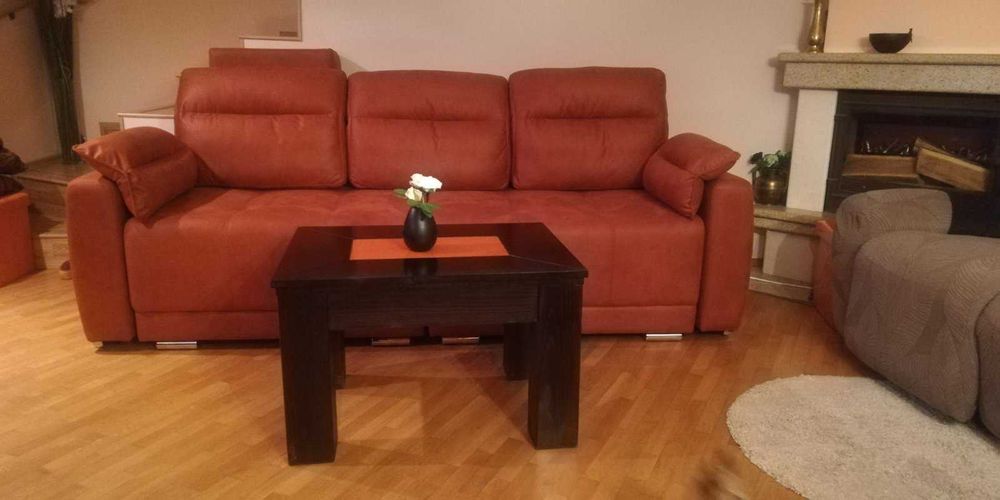 Атрактива холна масичка с оранжево стъкло