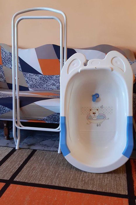 Продавам детска вана за къпане със стойка и помощна подложка