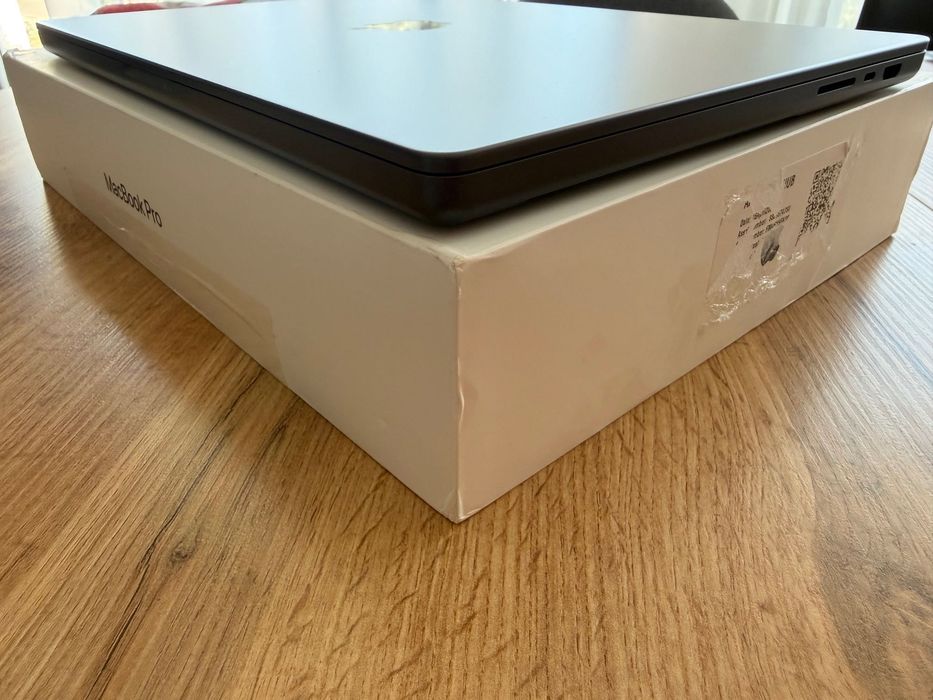 НОВ MacBook Pro 16" M5 MAX Chip 18-CPU/32-GPU/36GB RAM/2TB SSD В ГАРАНЦИЯ 3.04.2027г — миниатюра 2