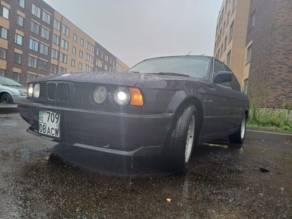 Продам спрчно  машину BMW 520 E34
