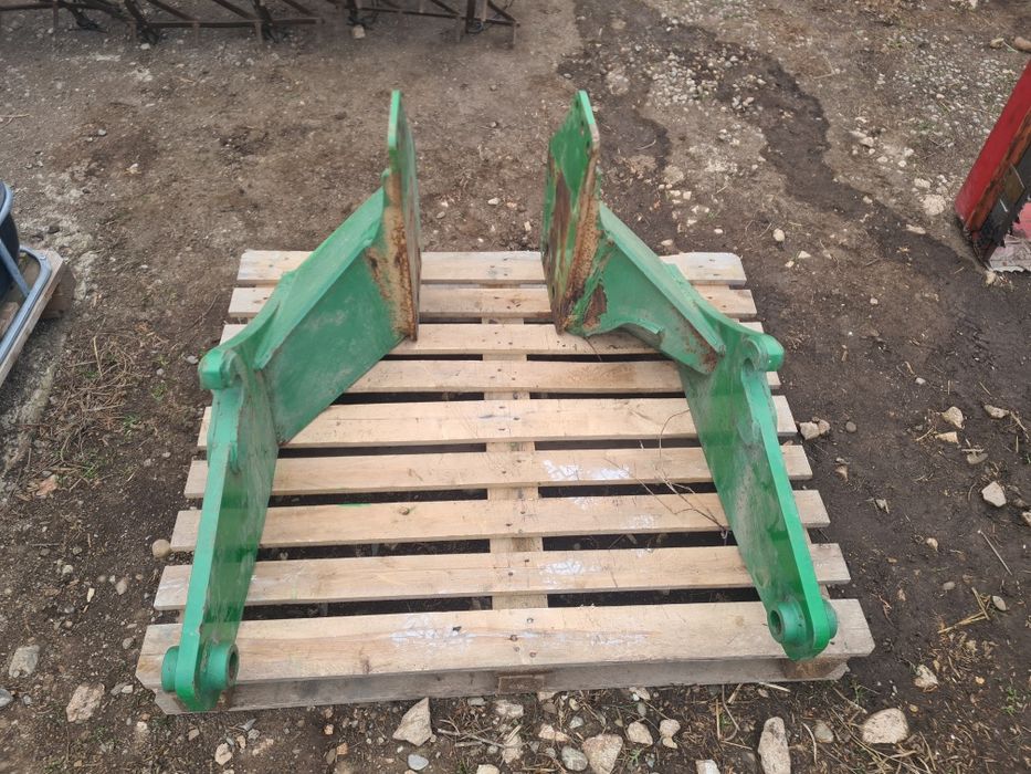 Vând suport incarcator frontal John Deere