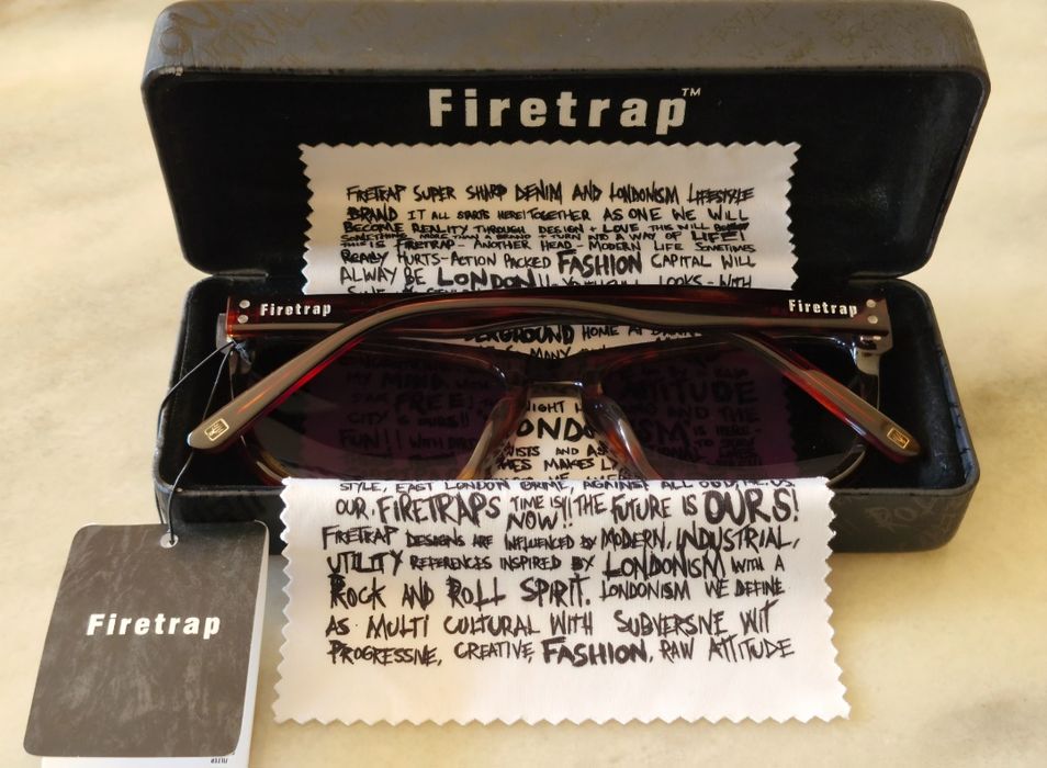 Оригинални слънчеви очила Firetrap (UV) с почистваща кърпичка и кутия!