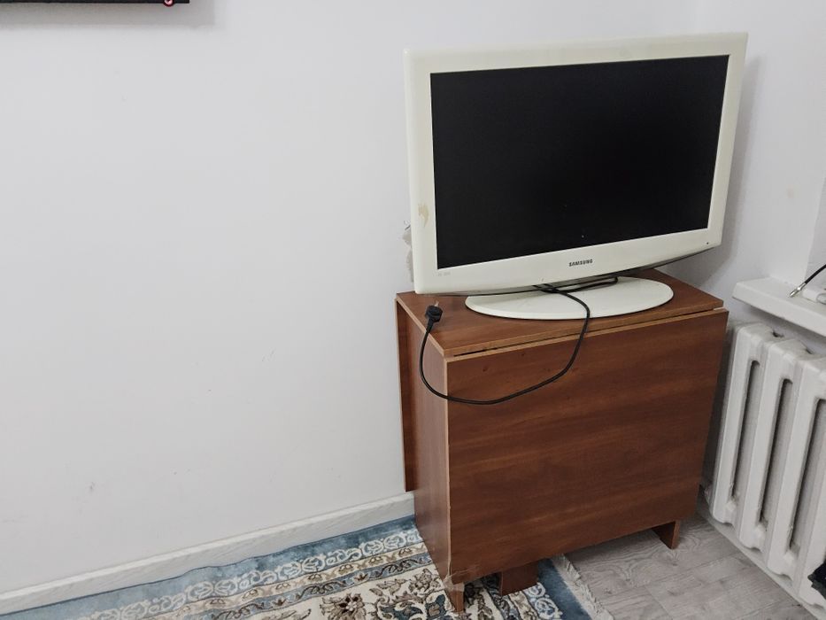 Стол и телевизор