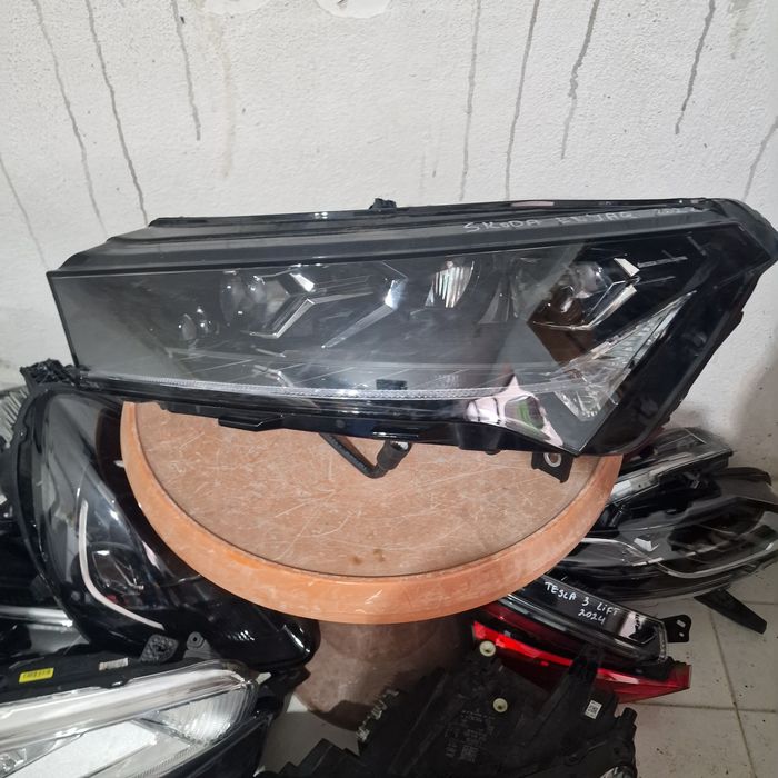 Skoda Enyaq 2022 ляв и десен фар