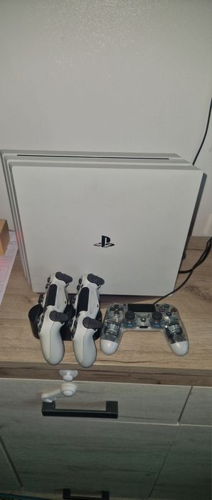 Vând consolă PlayStation 4 Pro 3 controllere + dock încărcare