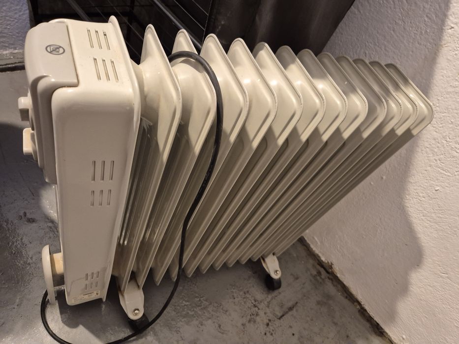 Radiator electric, cu elementi din metal.