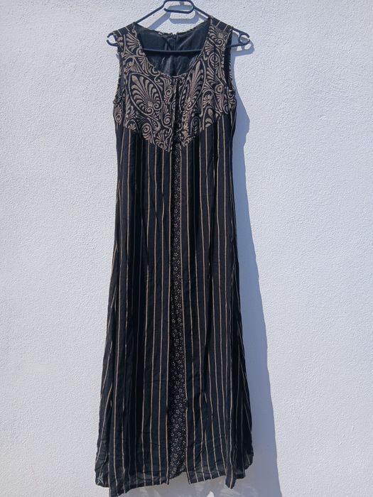 Rochie Maxi Neagră cu Detalii Aurii – Stil Boho Chic