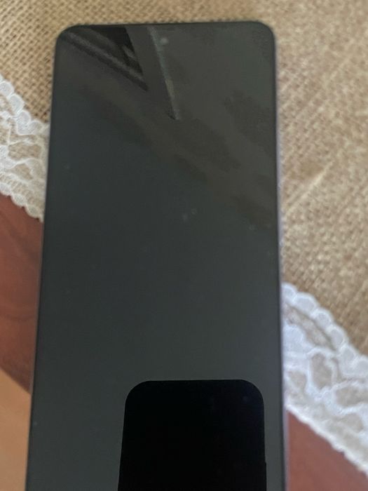 Продавам  перфектен Реалме 14t 5g/ 256/8gb. със стъклен протектор и кейс.