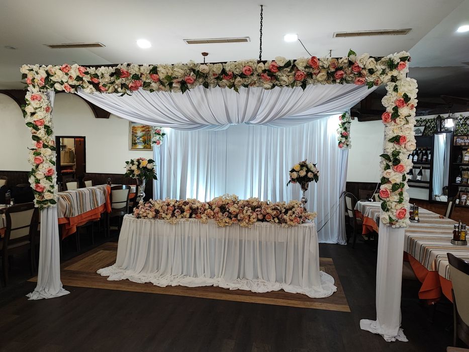 Конструкция с украса и арки за изнесен ритуал