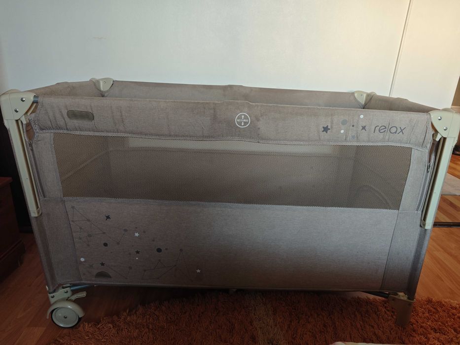 Vând pătuț de copii pliabil și ofer cadou salteaua din fibră de cocos