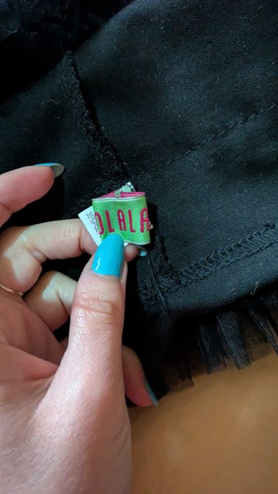 Rochie supradimensionată cu volane si șnururi albe