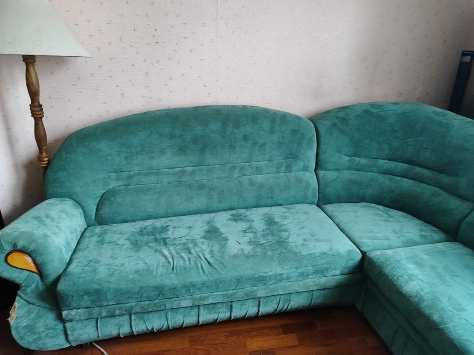 Диван угловой зелёного цвета