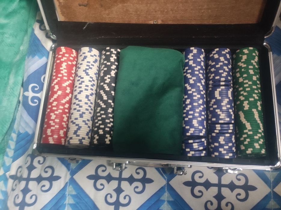 Продам покерный набор ази фишка