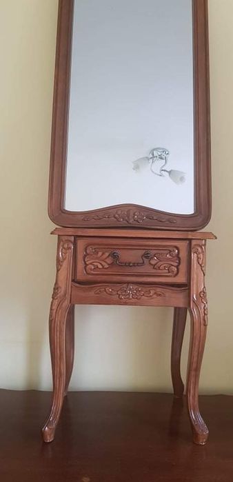 Noptiera din lemn masiv, în stare foarte bună ! +Oglinda lemn masiv !