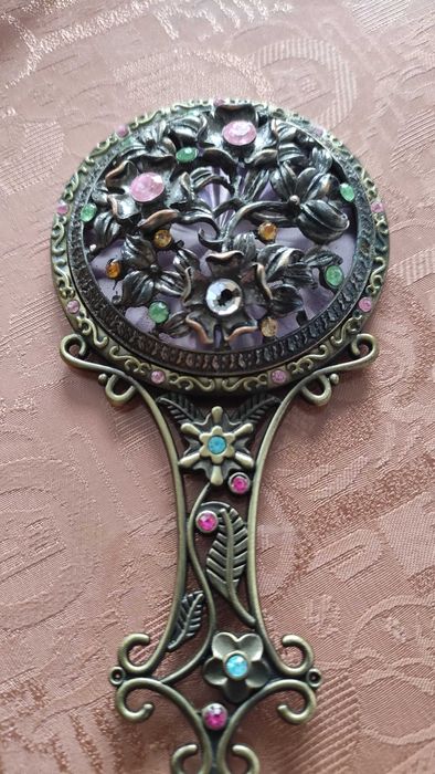 Кутийка за бижута и огледала