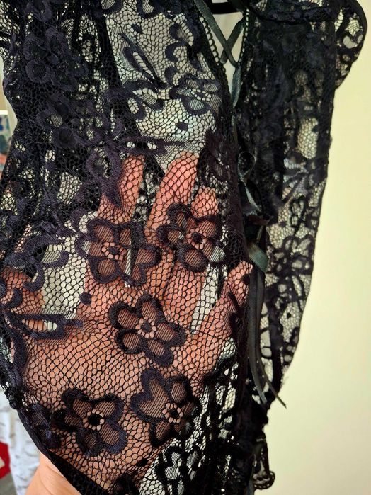 Body din dantelă, delicat și frumos, cu portjartier, nou.