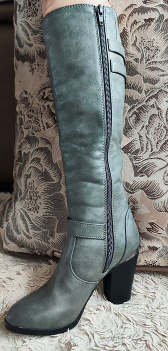 Новые кожаные сапоги