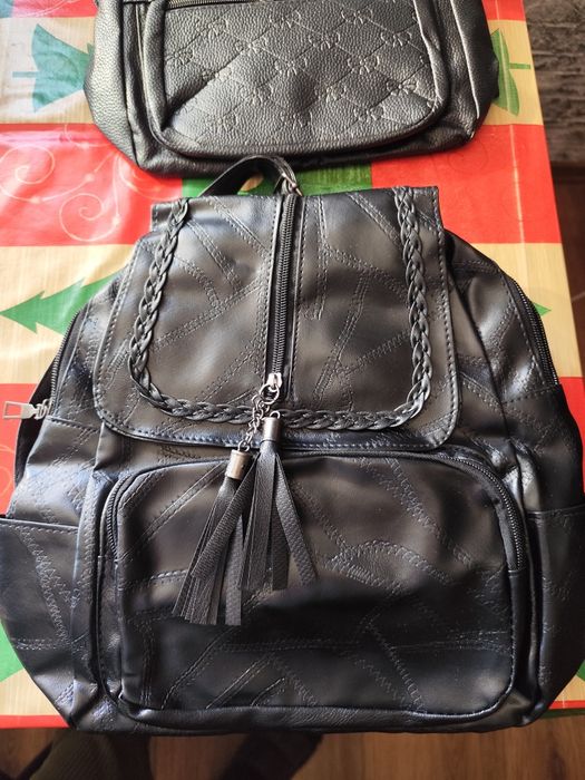 Дамска раница, размер 30 на 30 см.Чисто нова.