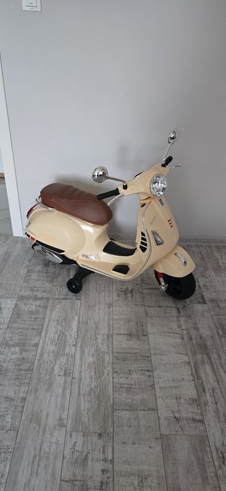 Акумулаторен мотоциклет Vespa 6V с фарове – в бежово-кафяв цвят