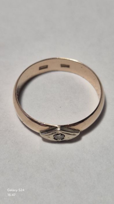 Продам обручальное кольцо  с бриллиантом 16 рр