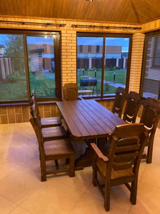 Стол и стулья под старину