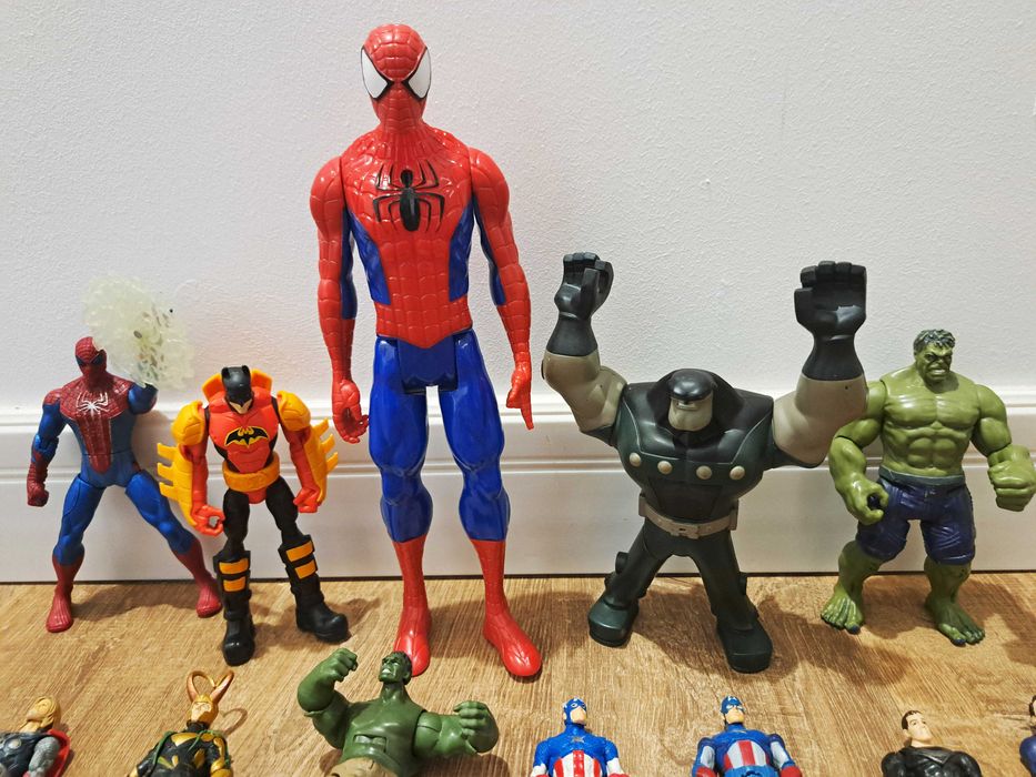 Lot 40 figurine: Marvel, DC, Star Wars, Gormiti, Pokemon, etc