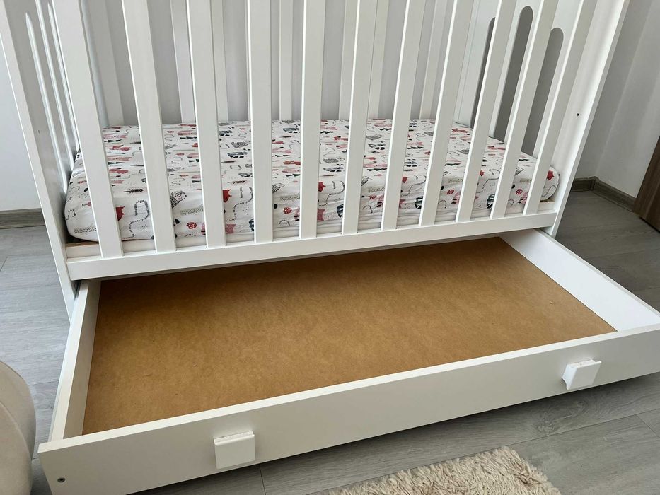 Patut pentru copii BabyMatters Giggles, din lemn masiv, 120x60 cm, cu sertar si saltea de cocos inclusa