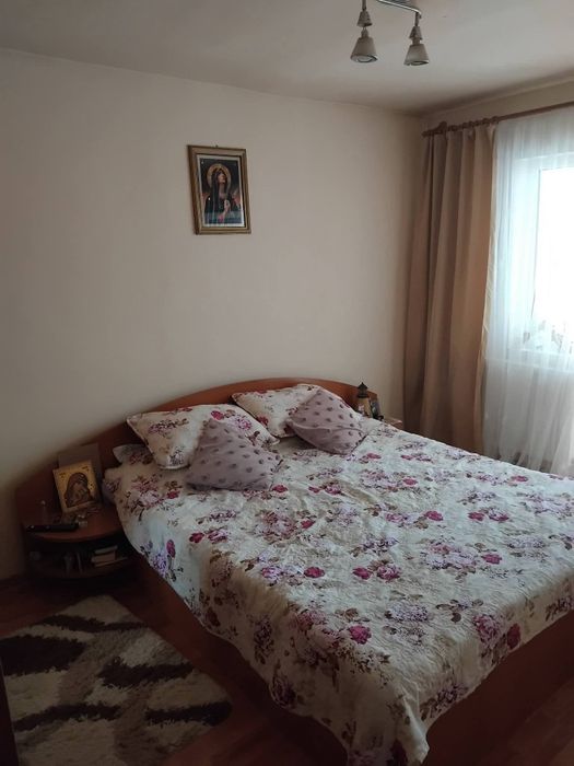 Închiriez apartament.