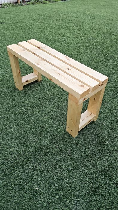 Лавка из дерева в лаке