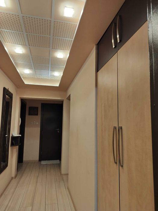 Тристаен апартамент с безплатни парко места за нощувки и краткосрочно