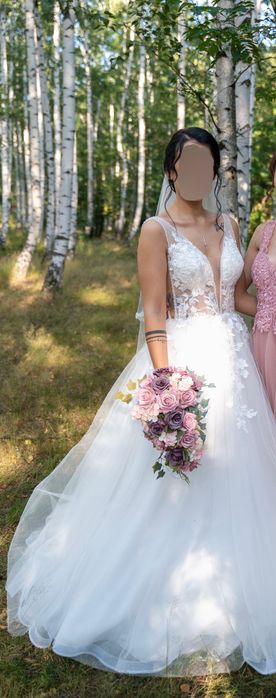 Булчинска рокля с блестящ тюл в долната част и подарък към нея воал