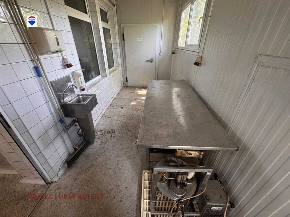 Дава се под наем Промишлена сграда в Русе, Промишлена зона - Запад - 970 кв.м за 1400 € - Снимка #11