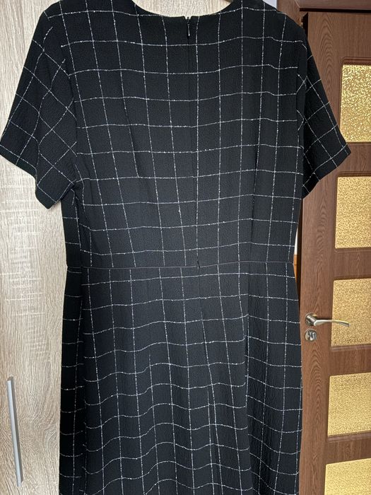 Елегантна черна рокля с къс ръкав