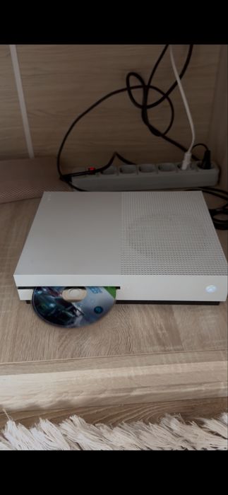 Xbox pne s 1000гб 3 геймпада, 4 игры