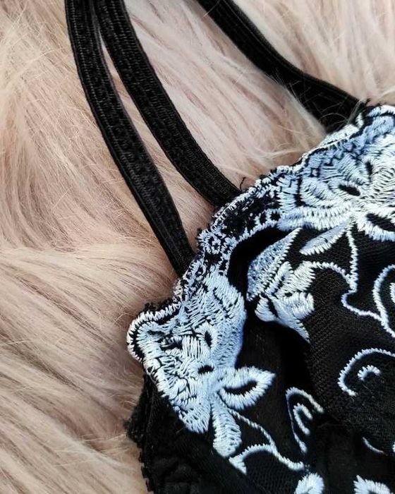 Body negru cu broderie albă – S / M – nou, material elastic