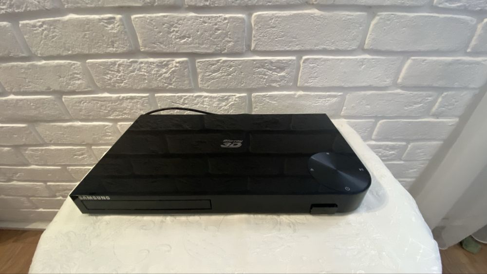 Плеер Samsung blu ray модель BD-F550
