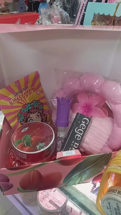 Подарки, боксы на 8 марта