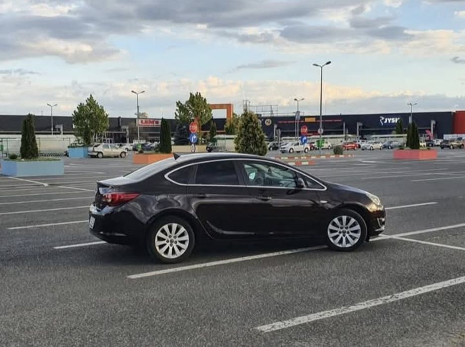 Opel Astra J Sedan, 1.6 Diesel Euro 6, an 2015 – 6.300 € (negociabil)