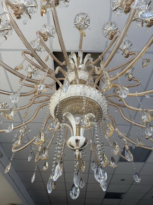 Трехярусная большая люстра