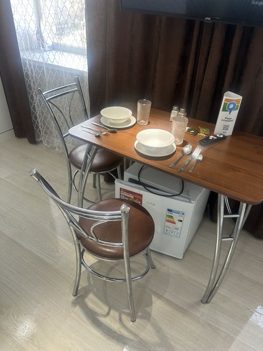 Стол и два стула