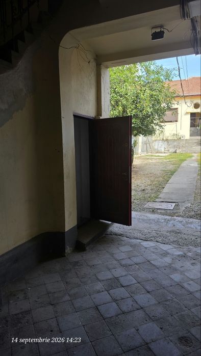 Vând spațiu comercial