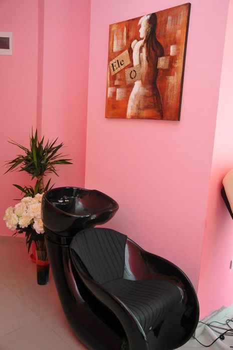 Под наем напълно оборудван фризьорски салон с маникюр